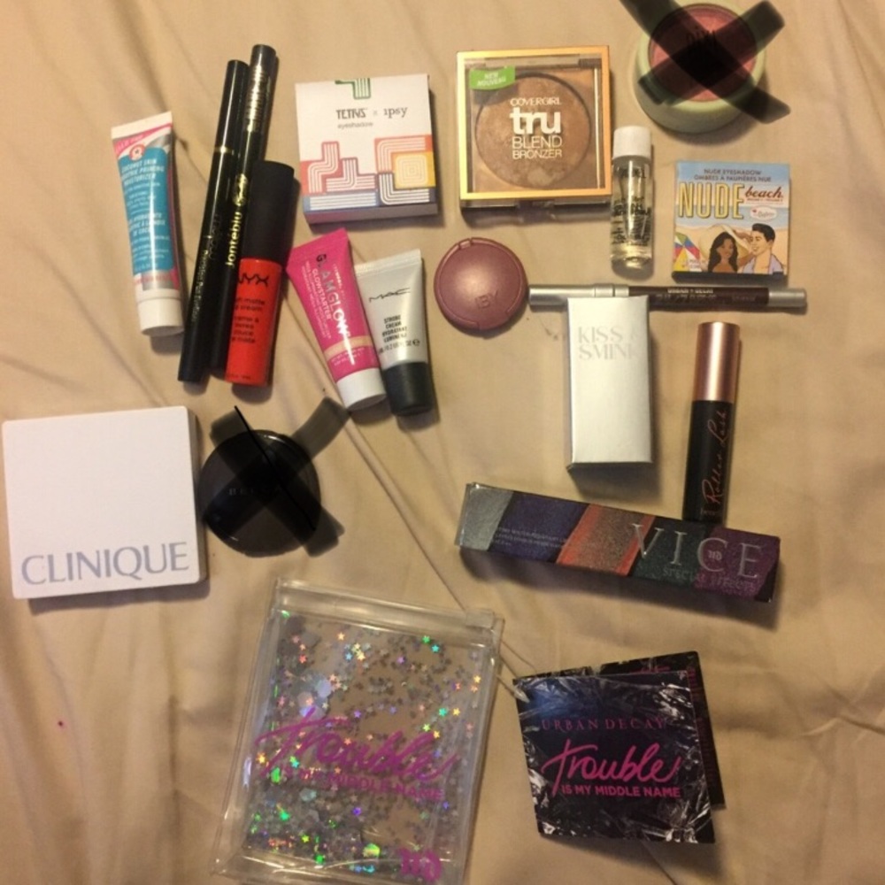 [SOLD] Huge makeup bundle